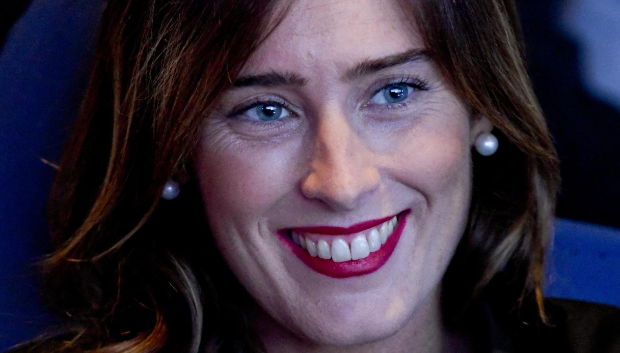 Maria Elena Boschi a Dubai, mini dress bianco tra pizzo e trasparenze: magnifica