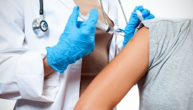 Cos’è l’aichmofobia, chi rischia di più la paura degli aghi