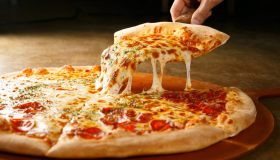 Una pizza fatta in casa buonissima, pronta in soli 4 minuti