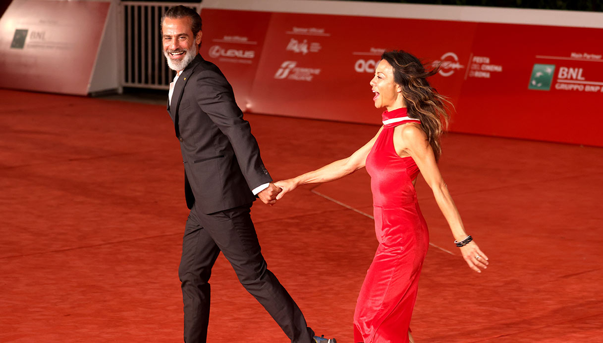 Raz Degan, primo red carpet ufficiale con la fidanzata Stuart