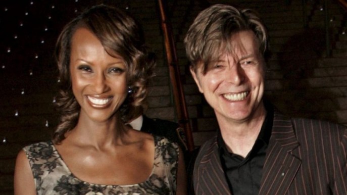 Iman, l’amore epico con Bowie: “Non è il mio defunto marito, è mio marito”