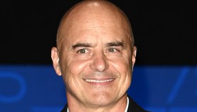 Abito in pelle e spacco vertiginoso a 48 anni: fa impazzire anche Luca Zingaretti