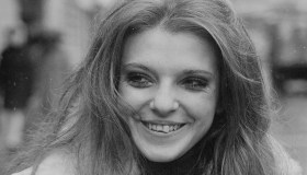 Mary Austin, l’amore oltre ogni cosa e l’eredità di Freddie Mercury