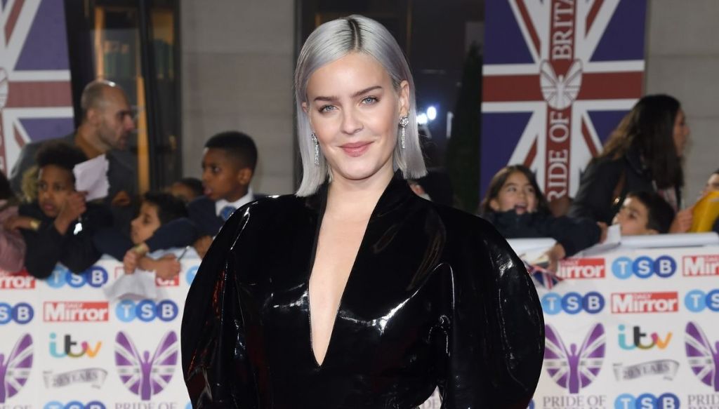 ragazza capelli grigi lisci mezza lunghezza abito elegante nero