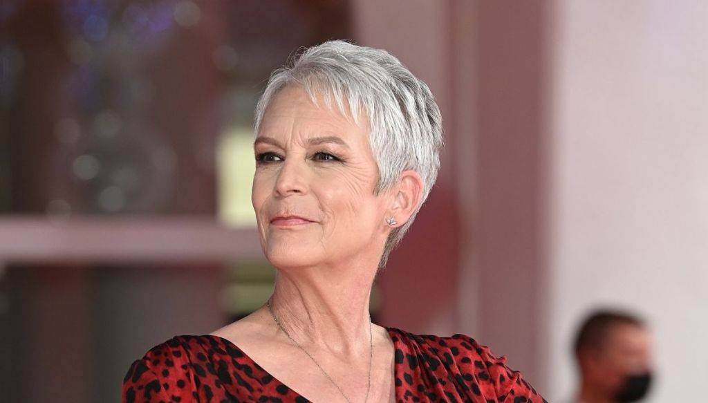 Jamie Lee Curtis capelli corti grigi donna