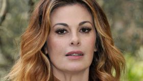 Vanessa Incontrada magnetica in costume giallo su Instagram. Dopo l’abito da 1.750 euro