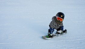 Si chiama Yuji ed è la snowboarder di 11 mesi che ha incantato il mondo