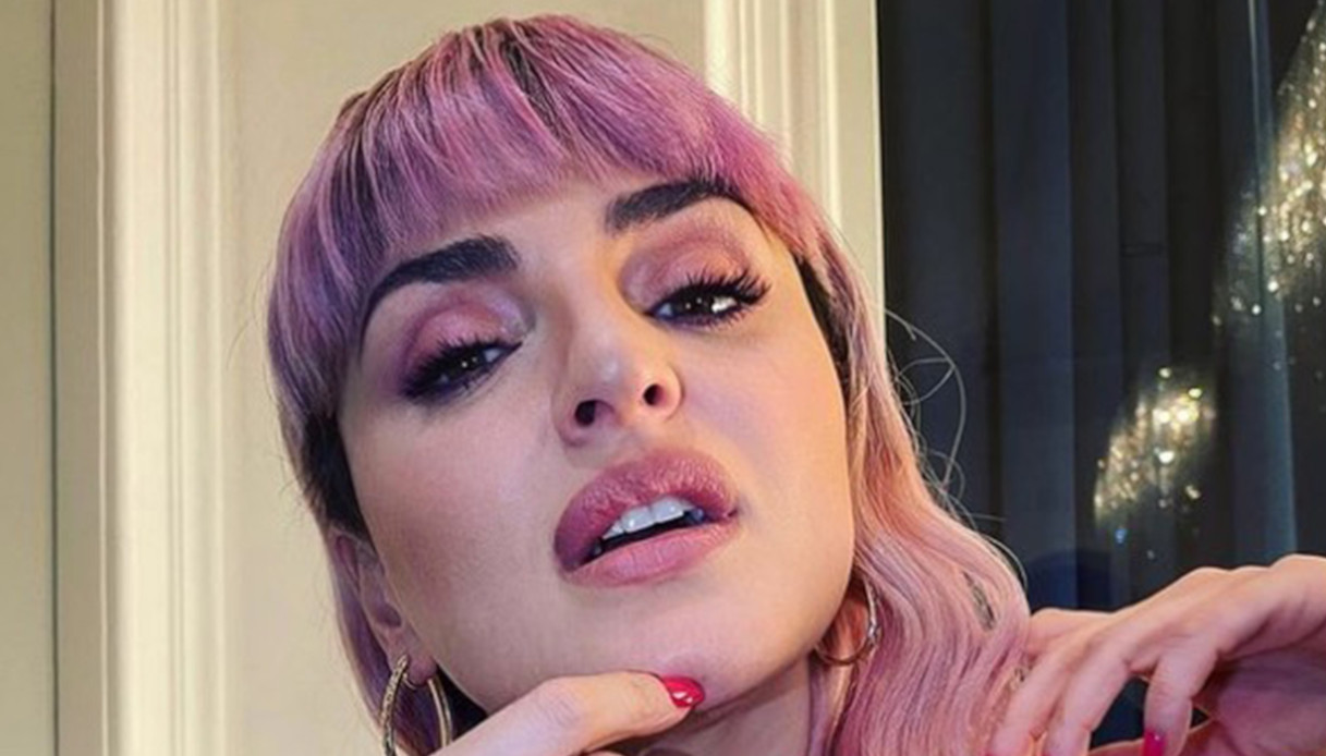 Arisa, la sua “morbida felicità”: su Instagram si mostra femminile come non mai