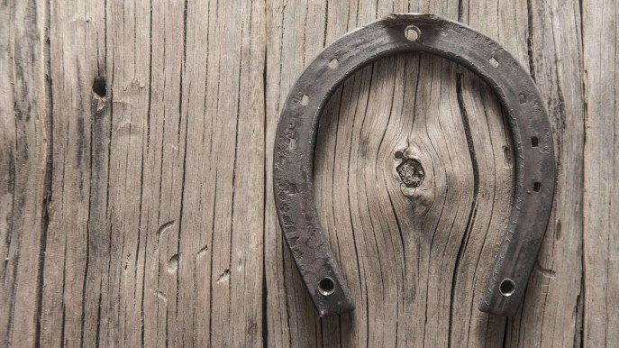 Come usare e appendere i ferri di cavallo portafortuna