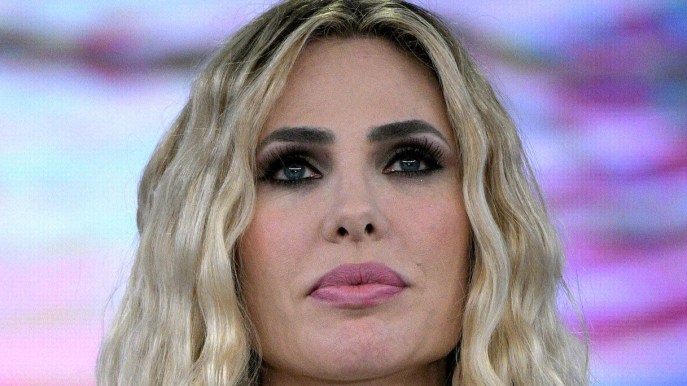 Isola dei Famosi, Mediaset prende una decisione: chi sarà al timone