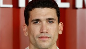 Jaime Lorente è diventato papà: la prima foto con la figlia