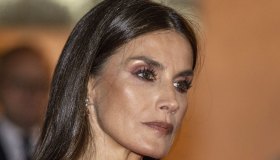 Letizia di Spagna, il trionfo del tailleur sartoriale e la camicia-cravatta è da copiare