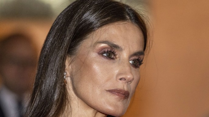 Letizia di Spagna, il trionfo del tailleur sartoriale e la camicia-cravatta è da copiare