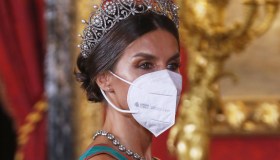 Letizia di Spagna, dall’abito magico alla tiara russa: pagelle dei look