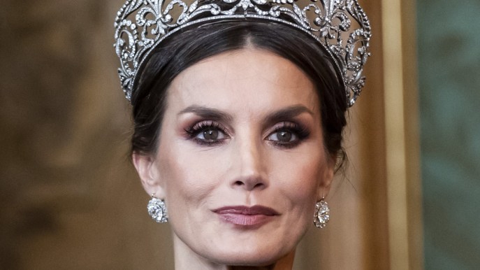 Letizia di Spagna, incredibile con l’abito da sera di H&M. Senza speranza le altre
