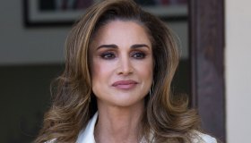 Rania di Giordania superlativa: il look metal affossa Camilla