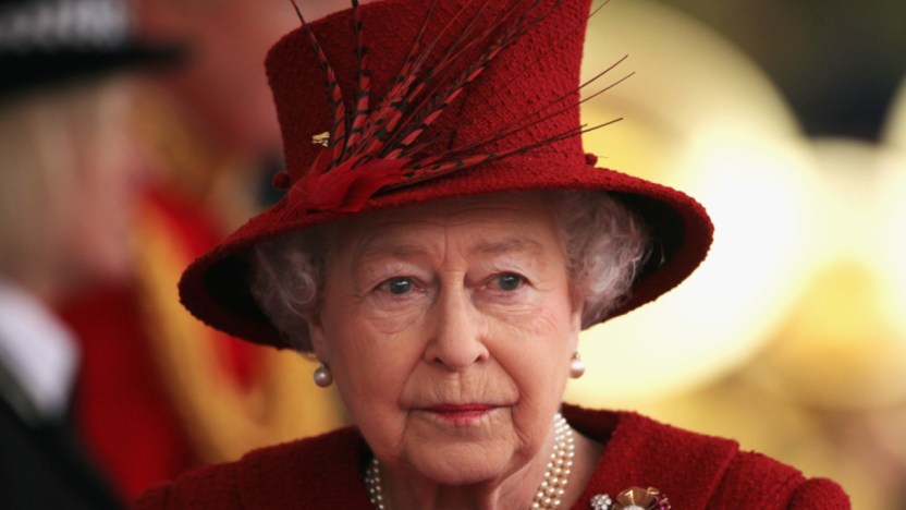 Elisabetta II, la Corona rischia il crollo: perché deve salvare il 2022