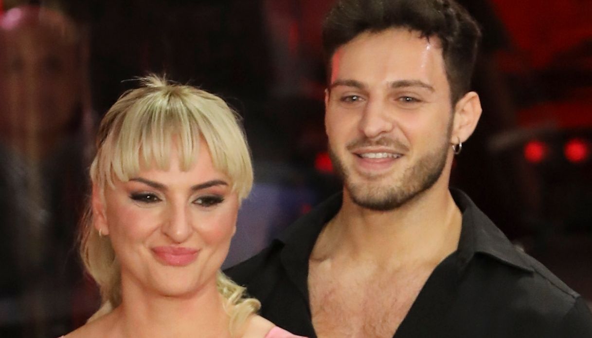 Arisa e Vito Coppola inseparabili: vacanze di Natale (quasi) da coppia