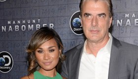 Chris Noth, anche la moglie prende le distanze e toglie la fede
