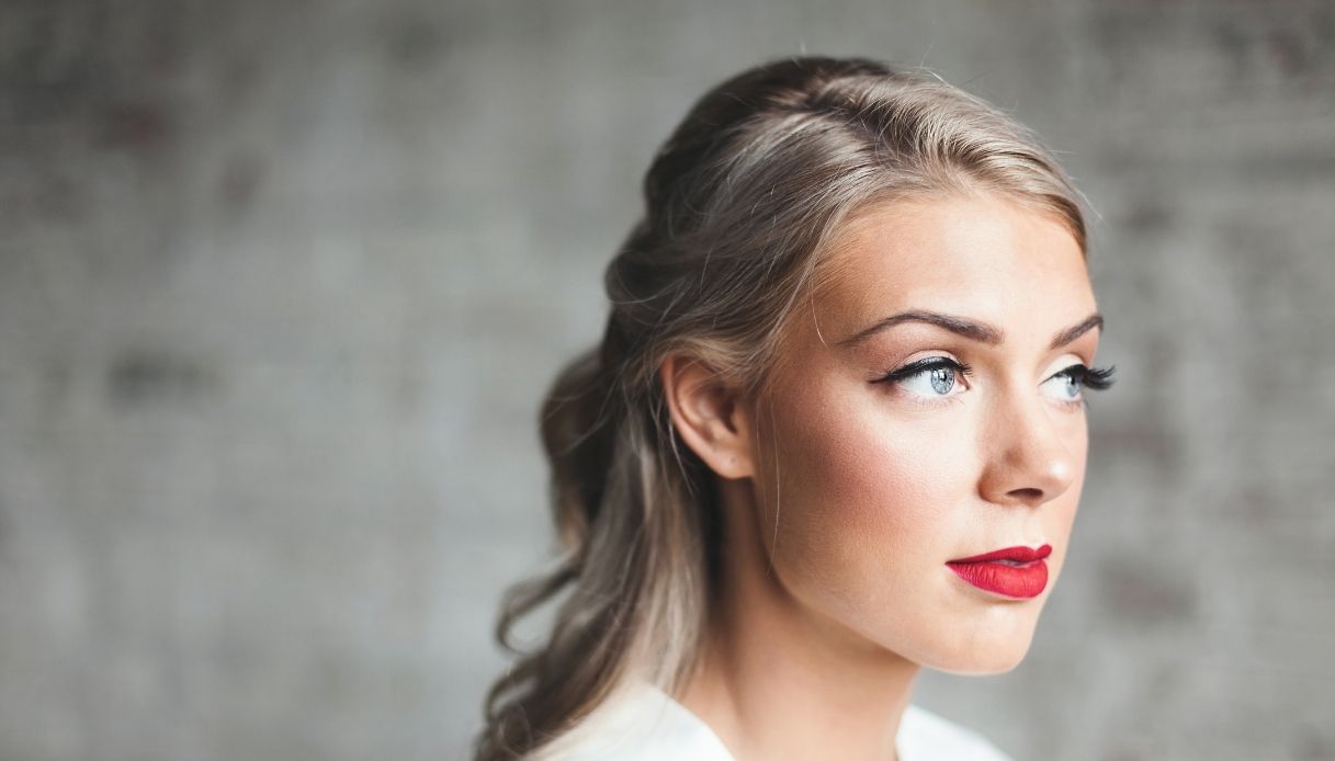 ragazza bionda occhi azzurri eyeliner rossetto rosso