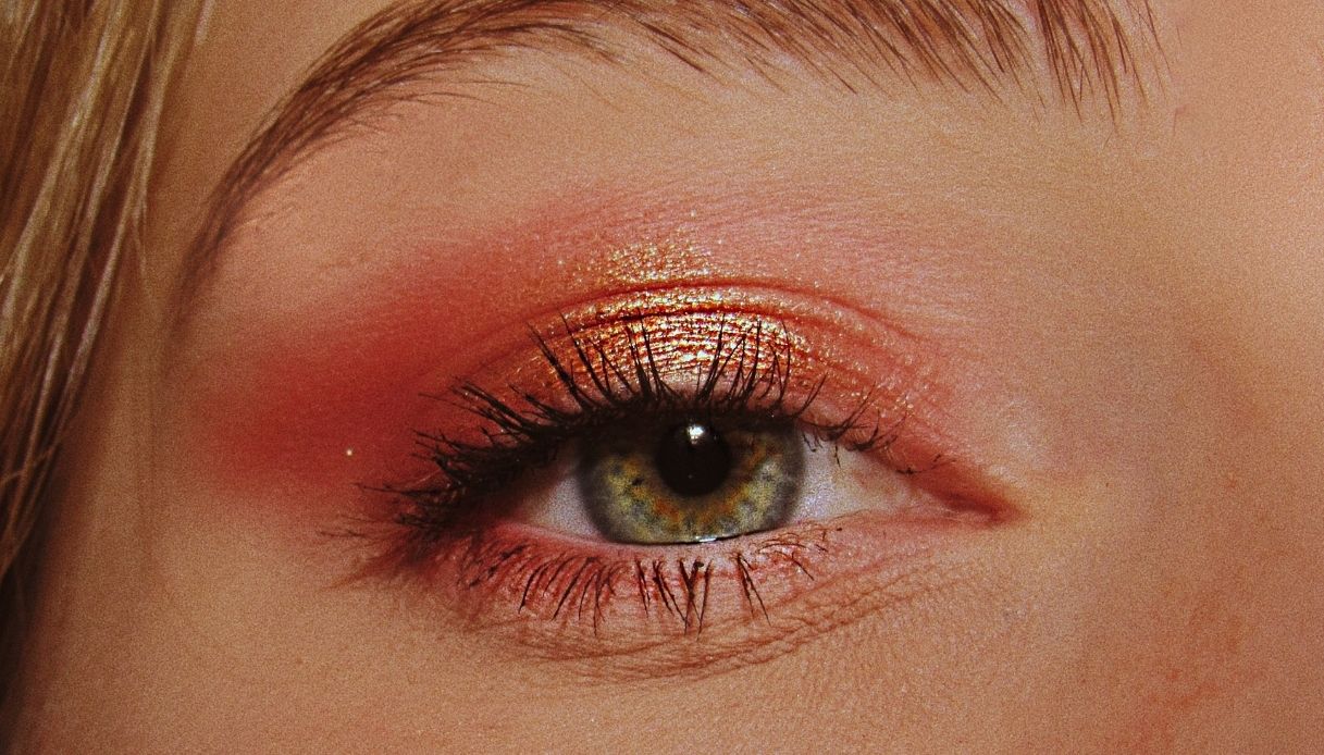 trucco rosso oro occhi verdi