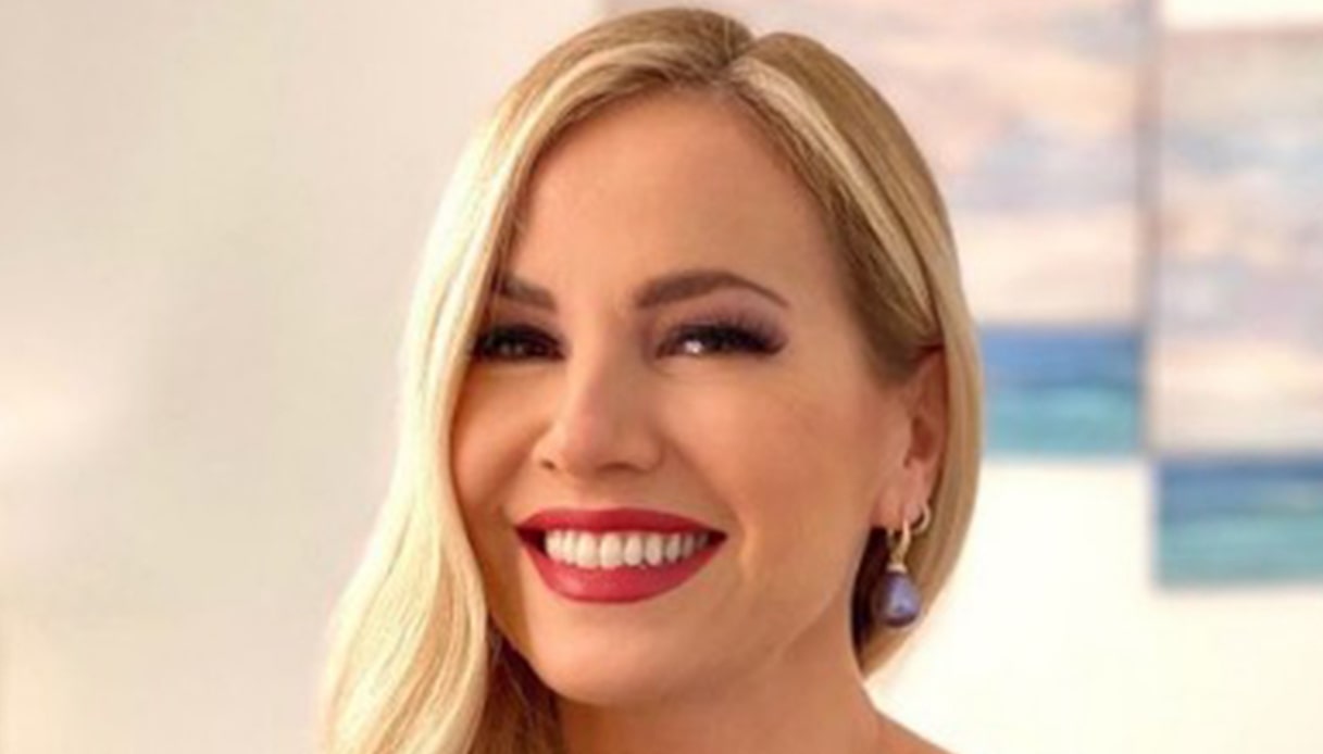 Concerto di Natale 2021, Federica Panicucci in nero incarna l’eleganza