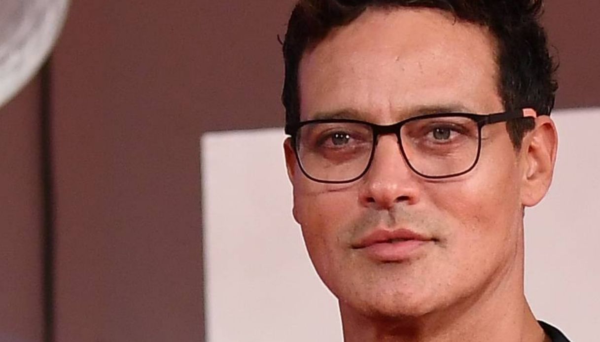 Ballando, Gabriel Garko tra i concorrenti del 2022: la sua reazione (e la firma)