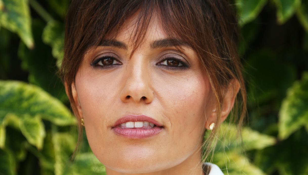 Serena Rossi a Danza con me: il look in nero che fa centro