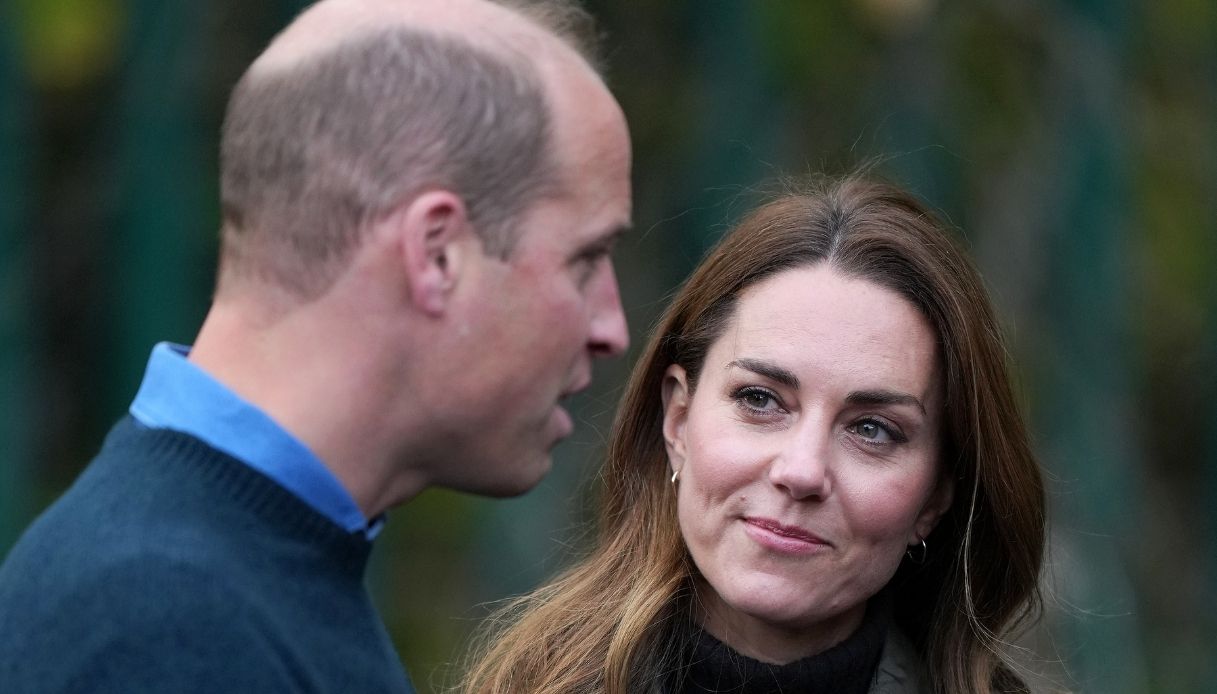 Elisabetta II, preoccupata per il futuro della Monarchia: protegge William e Kate