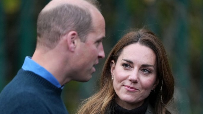 Elisabetta II, preoccupata per il futuro della Monarchia: protegge William e Kate