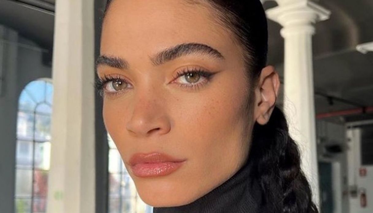 Elodie, trasparenze e fiori su Instagram: al naturale, ma sempre sensuale