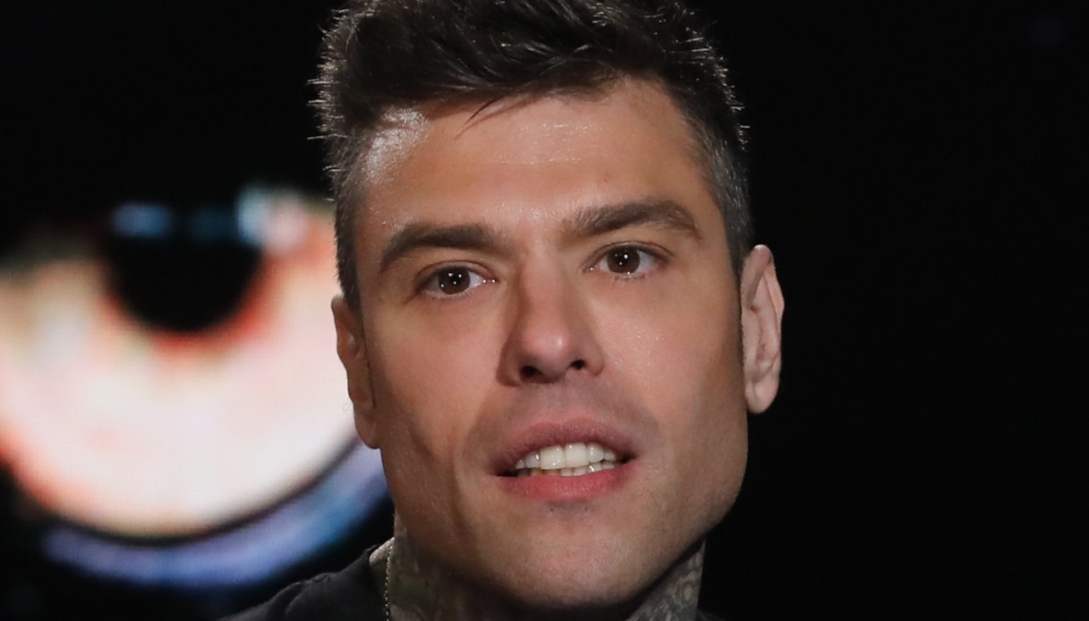 Fedez approda ad Amici 2021. E nell’annunciarlo commette una gaffe