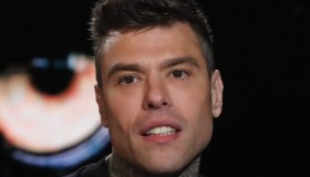 Fedez approda ad Amici 2021. E nell’annunciarlo commette una gaffe
