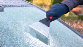 Come togliere velocemente il ghiaccio dal vetro della vostra auto