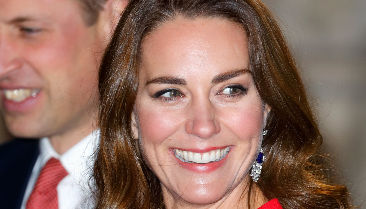 Kate Middleton incanta col cappotto rosso Natale da 3.500 euro