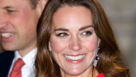 Kate Middleton incanta col cappotto rosso Natale da 3.500 euro