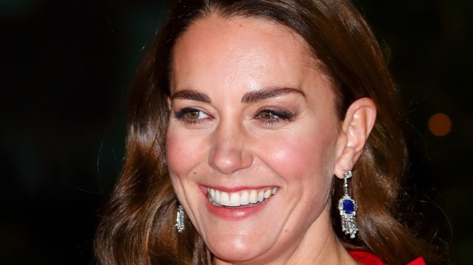 Kate Middleton suona il piano con il cappotto da 3500 euro ed è meravigliosa
