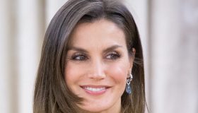 Letizia di Spagna, il navy è di tendenza: il look maschile che solo lei indossa così