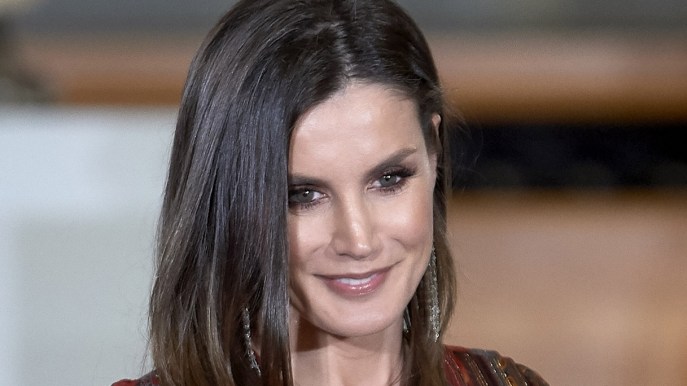 Letizia di Spagna sensazionale in bianco e nero con la blusa crossover