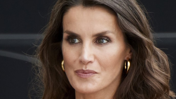Letizia di Spagna il tailleur navy che dobbiamo avere e l’abito-kimono da favola
