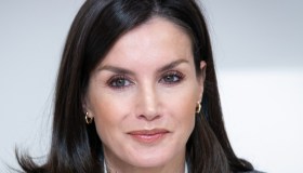 Letizia di Spagna si supera ed esce di scena con la camicia a kimono