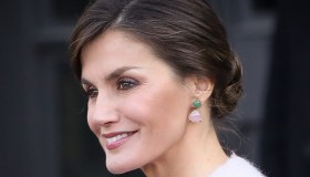 Letizia di Spagna, top effetto nudo e maxi tailleur pantaloni: uno schianto