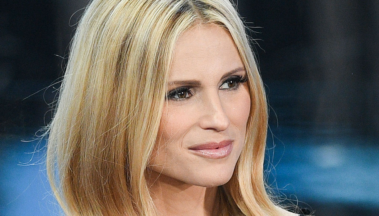 Michelle Hunziker “femme fatale” su Instagram con spacco vertiginoso: perfetta