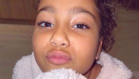 La figlia di Kim Kardashian (8 anni) mostra le sue borse da migliaia di euro