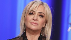 Paola Barale, lingerie a vista e shorts in pelle a 54 anni: uno schianto