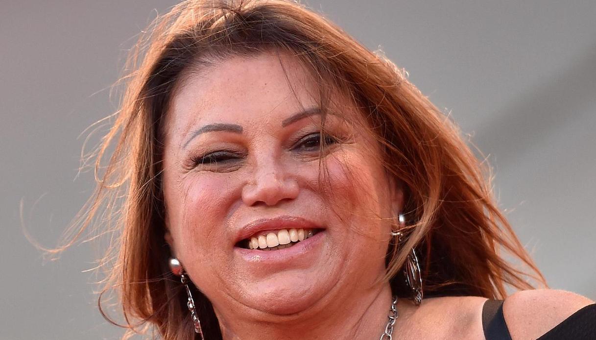 Serena Grandi dalla Bortone: “Dopo i tradimenti ho amato anche le donne”