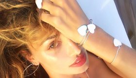 Belen Rodriguez, capelli spettinati e bikini colorato: su Instagram è una dea