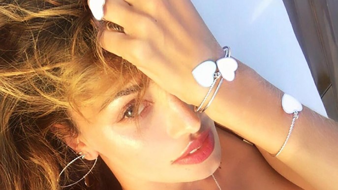 Belen Rodriguez, capelli spettinati e bikini colorato: su Instagram è una dea