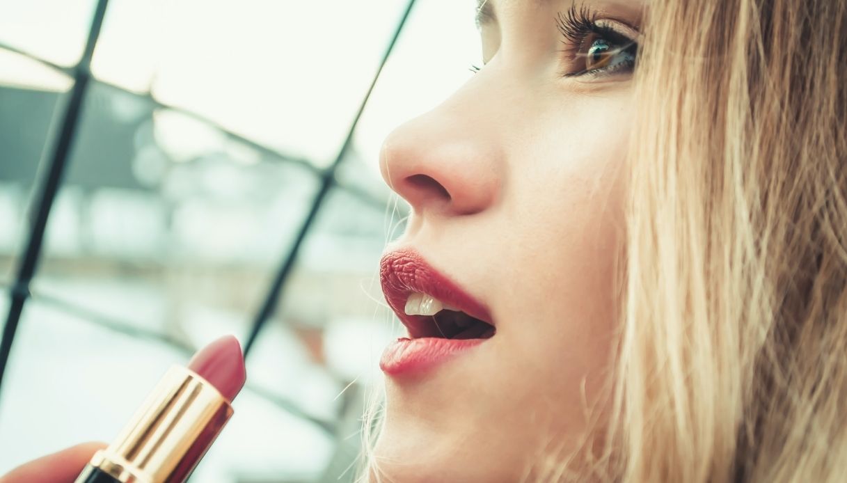 ragazza bionda rossetto rosa rossetto nude rosato