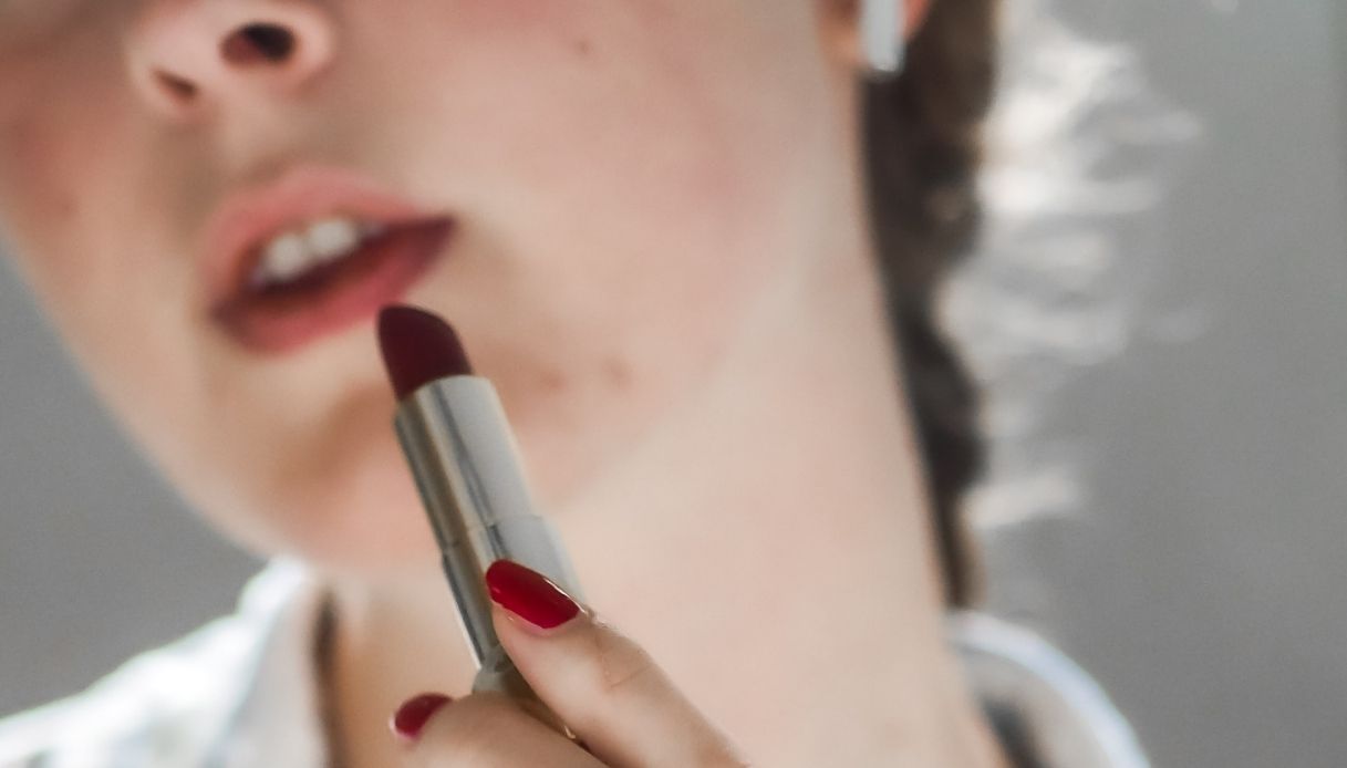 rossetto rosso unghie bordeaux